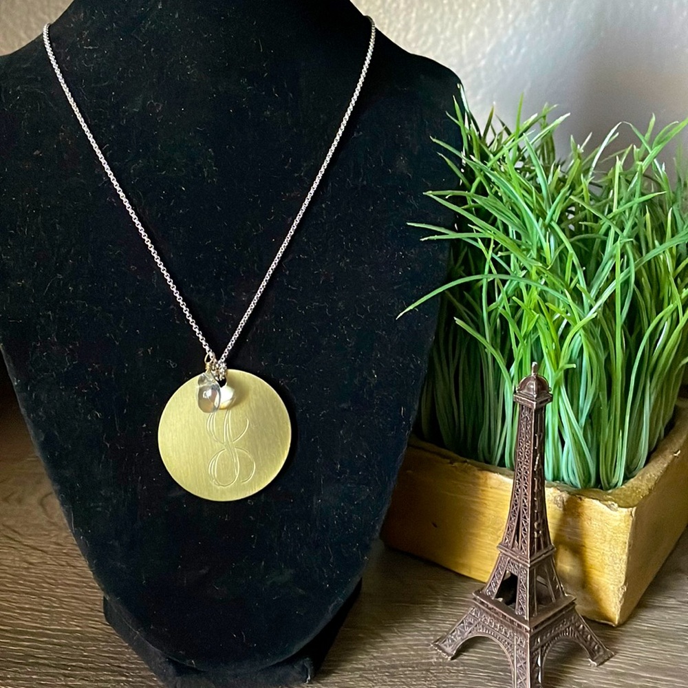 DANIELLE STEVENS LONG NECKLACE WITH A G LETTER PENDANT.